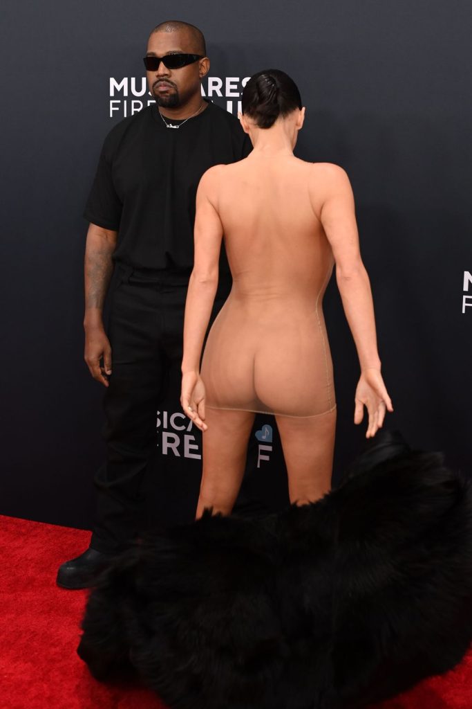 Bianca Censori reveals bare ass at the 67th Grammy Awards