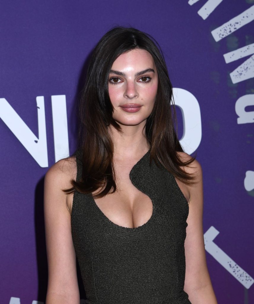 Emily Ratajkowski big boob cleavage