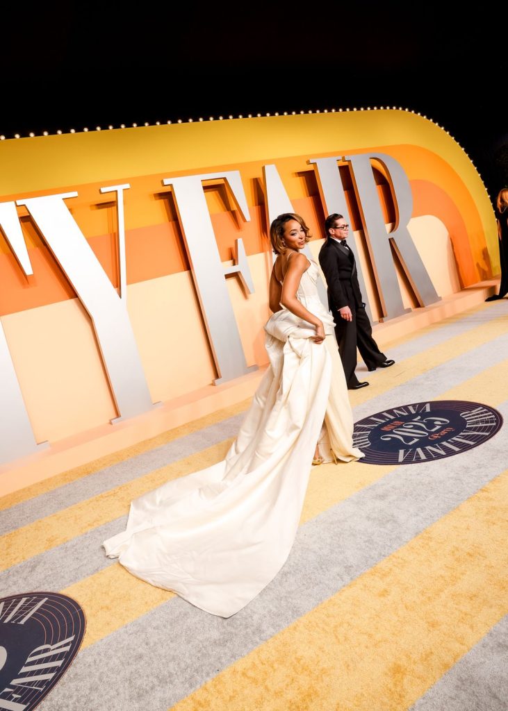 Tinashe posing for photographers on the red carpet